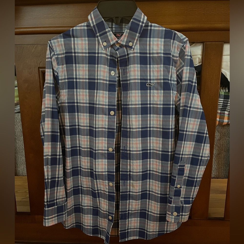 Boys Vineyard Vines button down shirt. Size small (8-10).